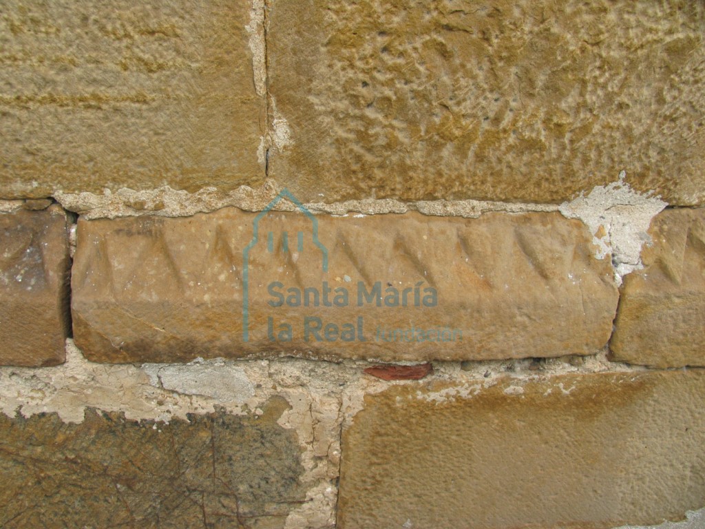 Detalle del zócalo del muro de la cabecera