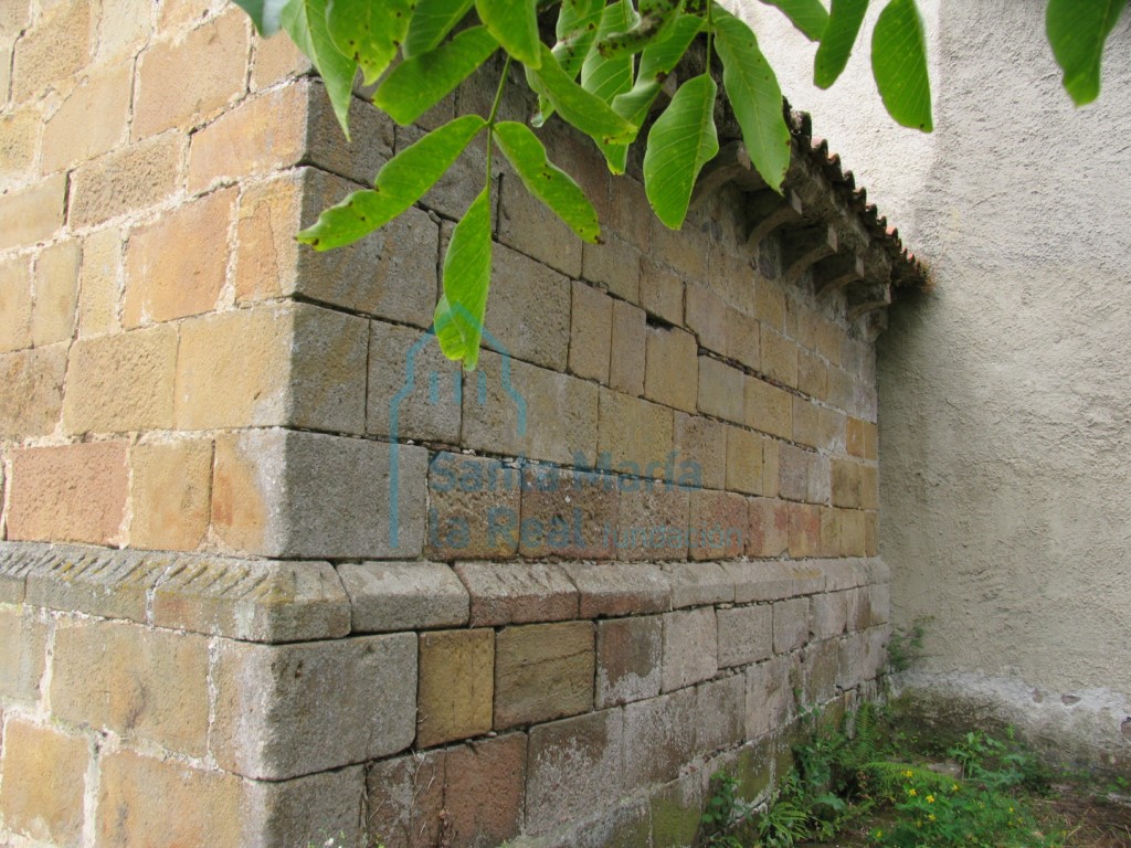 Zócalo del muro norte de la cabecera