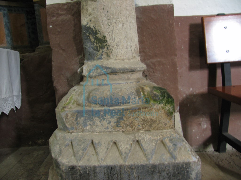 Basa de la columna izquierda del arco triunfal