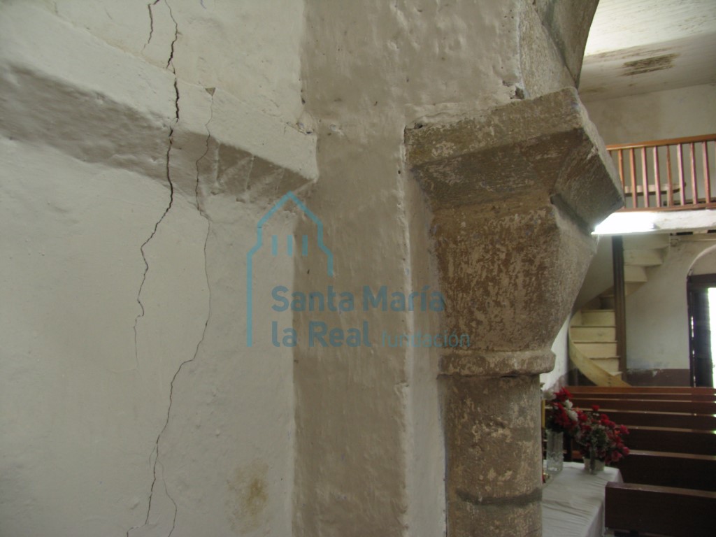 Detalle del capitel del arco triunfal y la imposta del muro de la cabecera