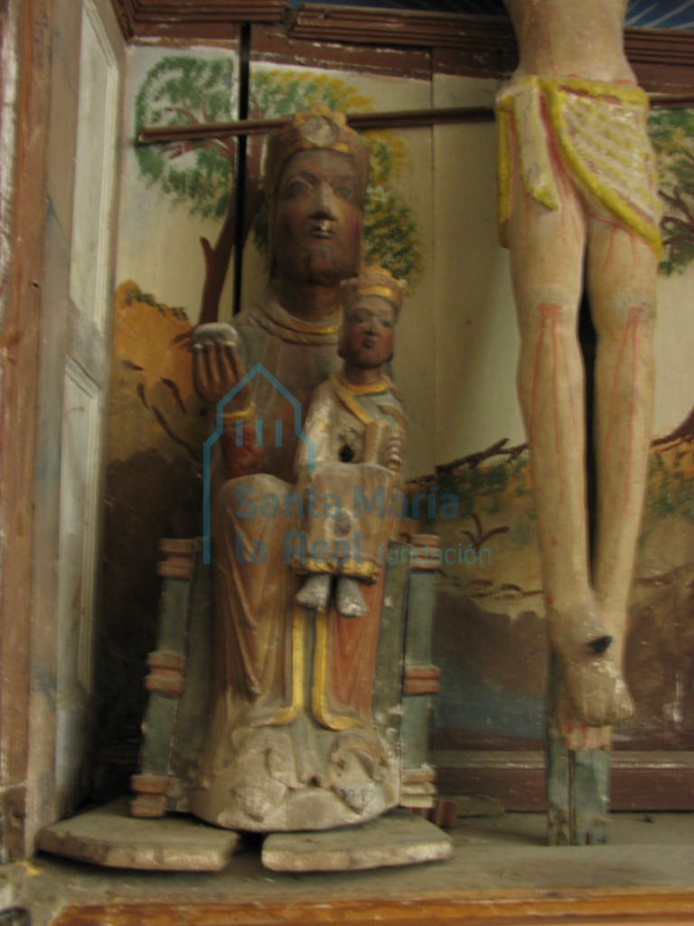 Ecultura de la Virgen María como trono del Niño en retablo lateral izquierdo