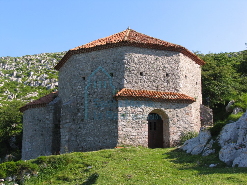 Exterior del lado norte de la capilla