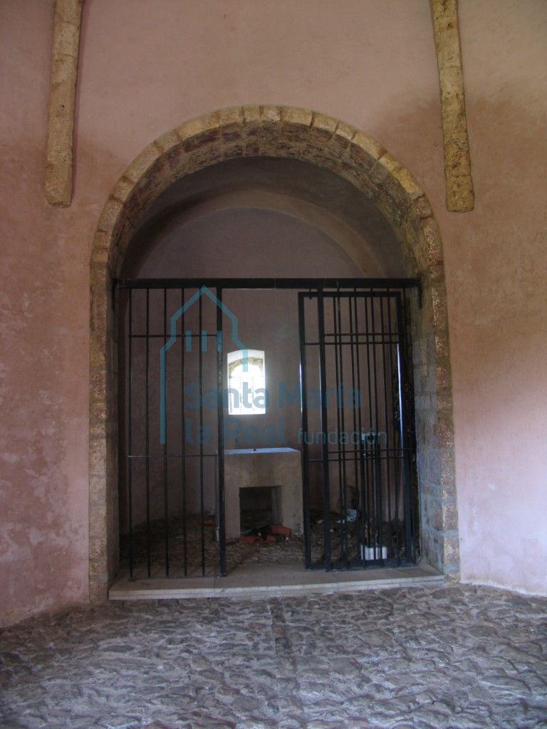 Puerta que comunica el presbiterio con la nave