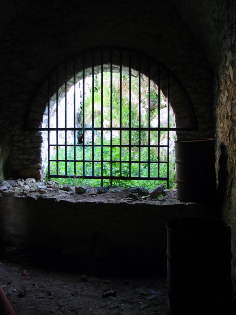 Dependencia que comunica la nave con la cueva