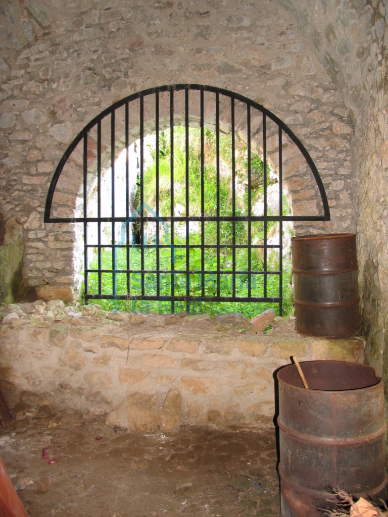 Dependencia que comunica la nave con la cueva