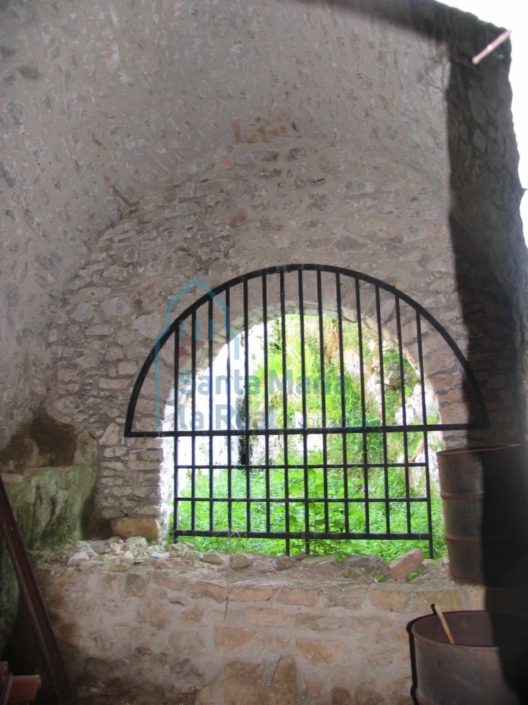 Dependencia que comunica la nave con la cueva