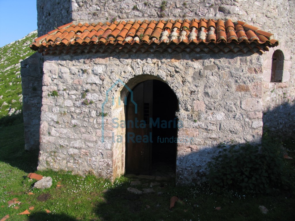 Entrada occidental de la capilla