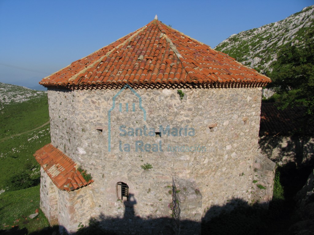 Vista de la fachada sur de la capilla