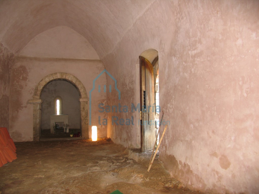 Vista del interior hacia la cabecera