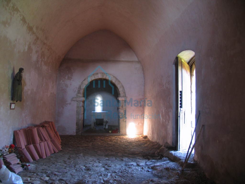 Vista del interior hacia la cabecera