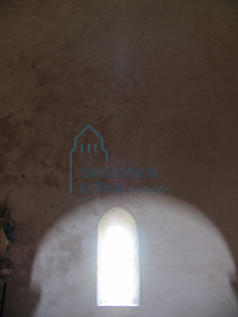 Ventana en el interior del ábside