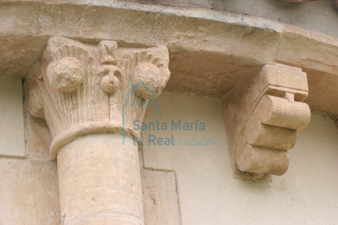 Capitel y canecillo de rollos del ábside