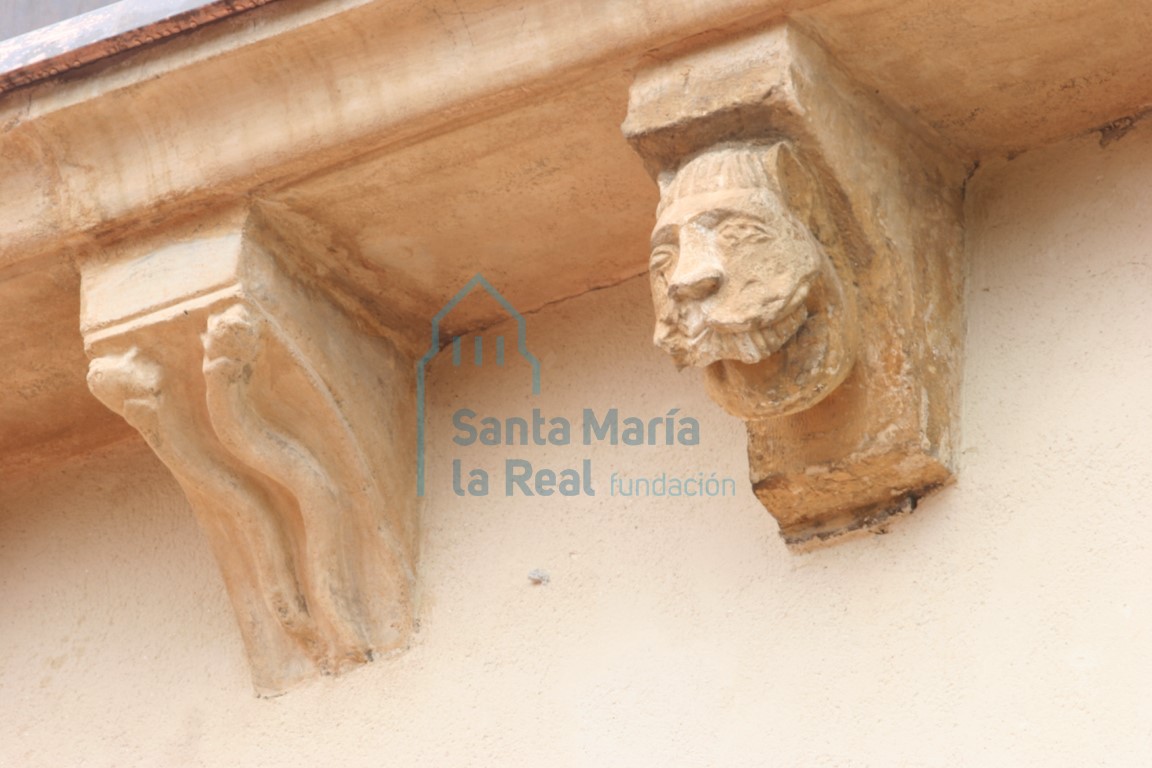 Canecillos de cabeza monstruosa y serpientes