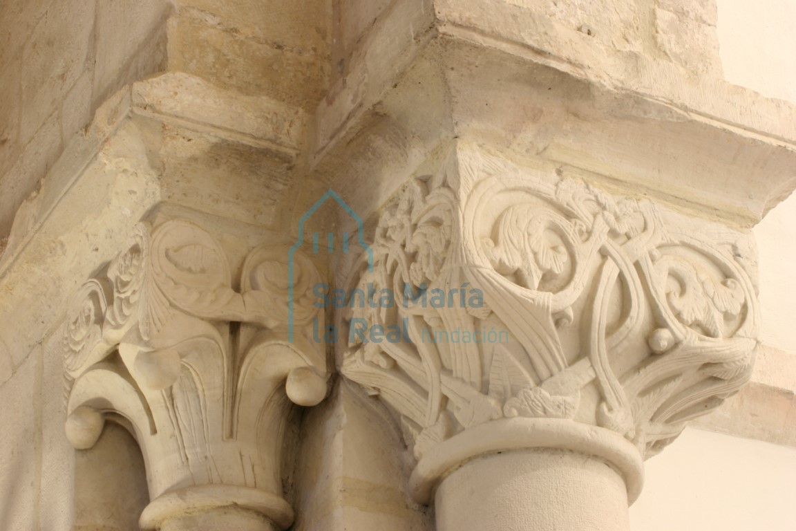 Detalle de los capiteles del lado izquierdo del arco triunfal