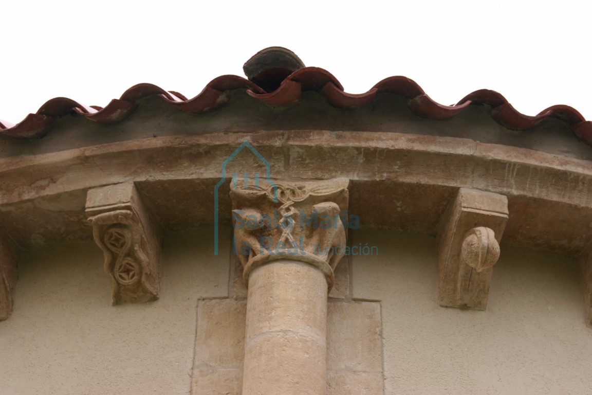 Canecillos y columna del ábside