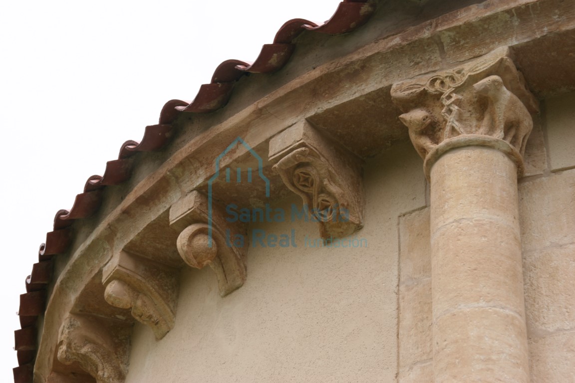 Canecillos y columna del ábside