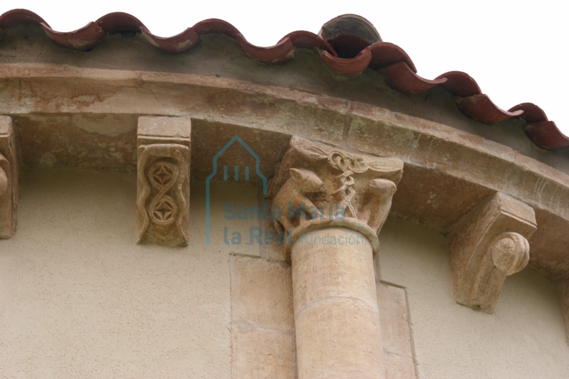 Canecillos y columna del ábside Canecillos y columna del ábside