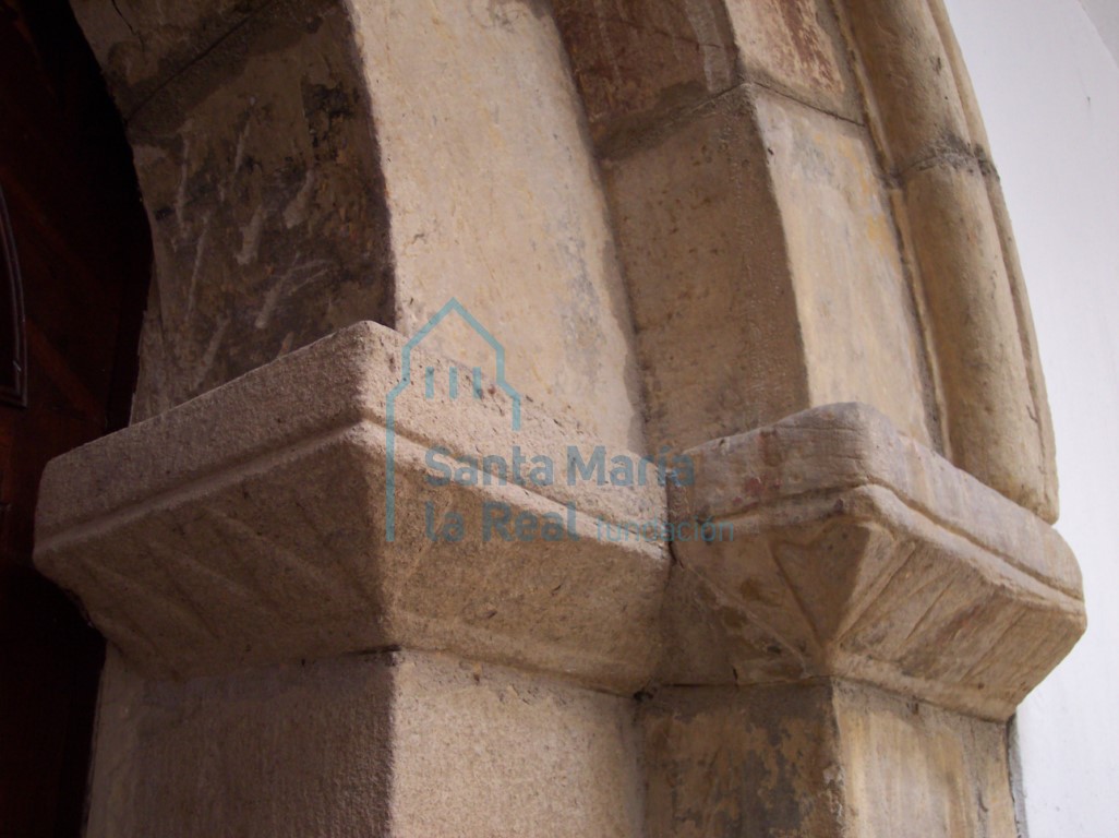 Detalle de la jamba derecha de la portada
