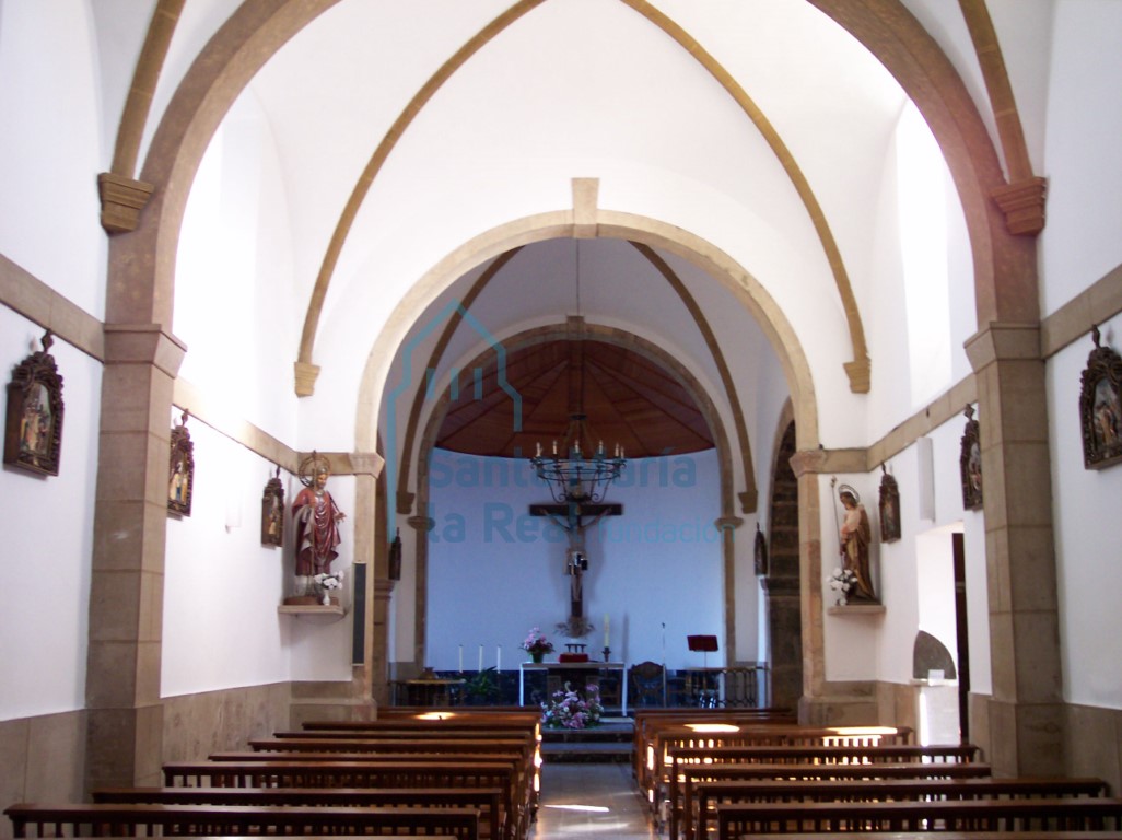 Vista del interior de la iglesia desde los pies