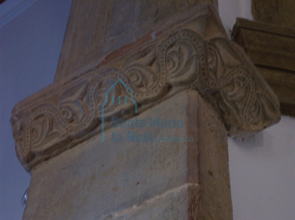 Capitel imposta en el lado derecho del arco triunfal