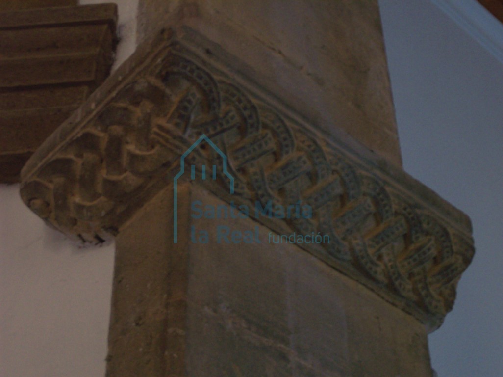 Capitel imposta en el lado izquierdo del arco triunfal