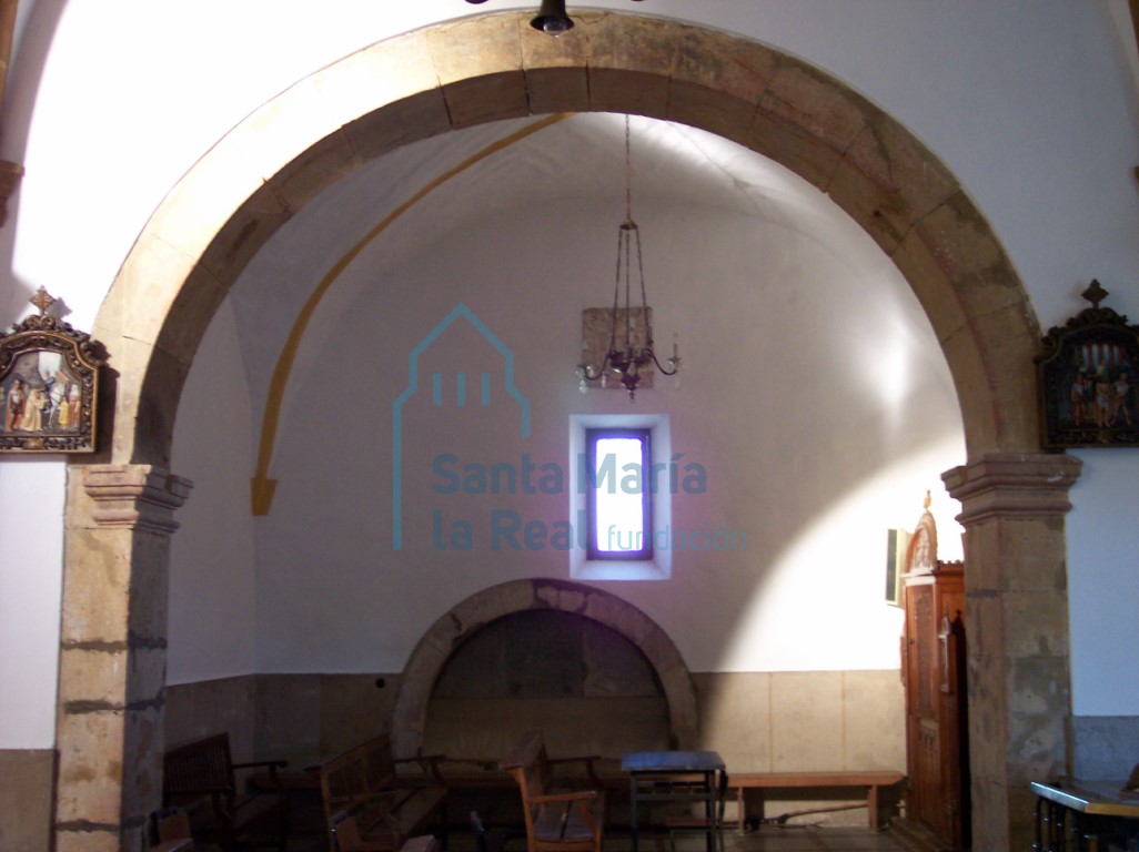 Capilla del lado izquierdo con sepulcro