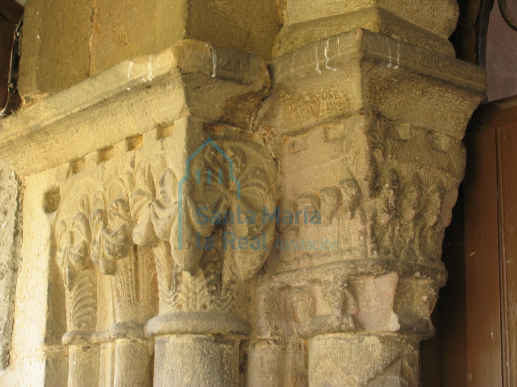 Capiteles del lado izquierdo de la portada meridional