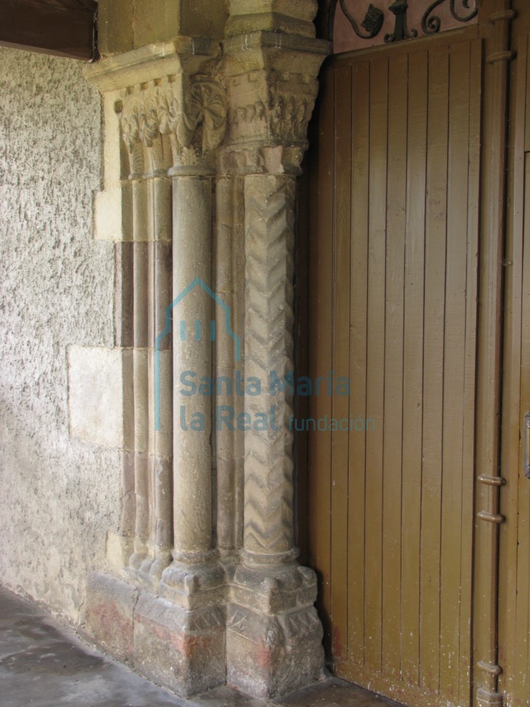 Columnas de la derecha de la portada meridional