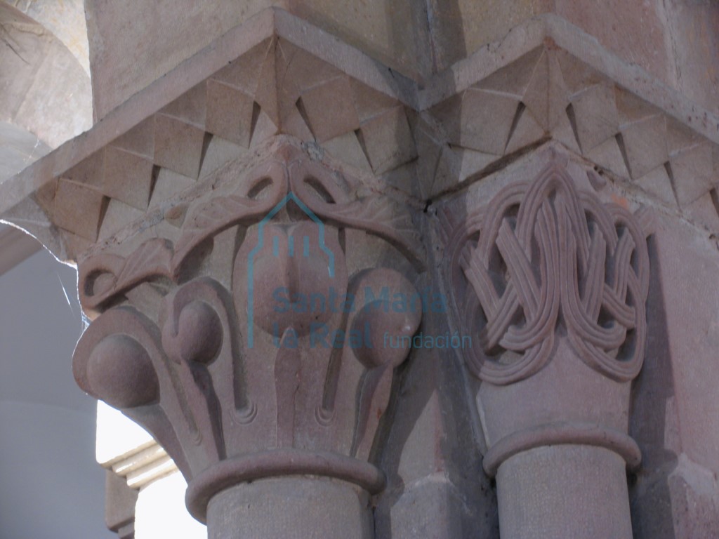 Capiteles del lado derecho del arco triunfal