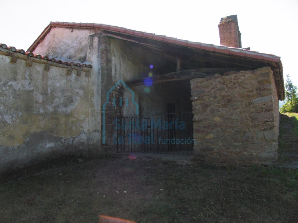 Pórtico lateral en el costado norte