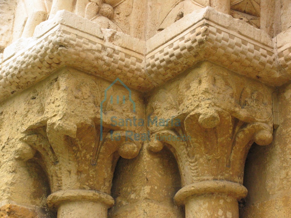 Capiteles del lado izquierdo de la portada Capiteles del lado izquierdo de la portada