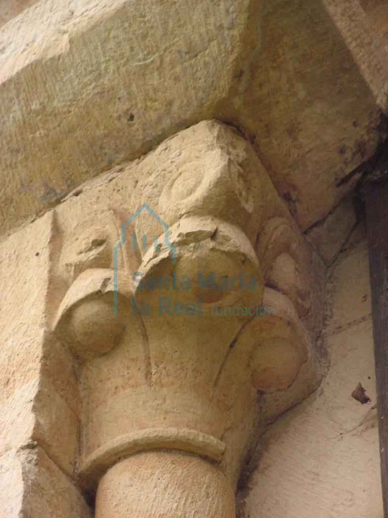 Capitel izquierdo de la ventana del ábside