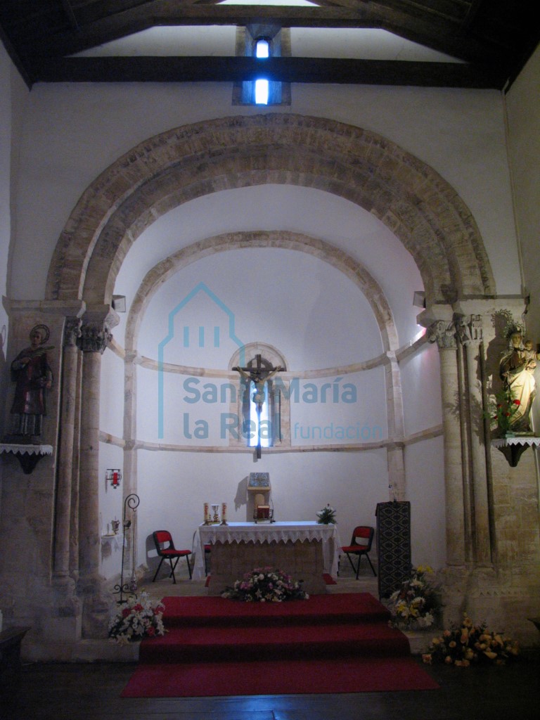Interior, con el arco triunfal Interior, con el arco triunfal