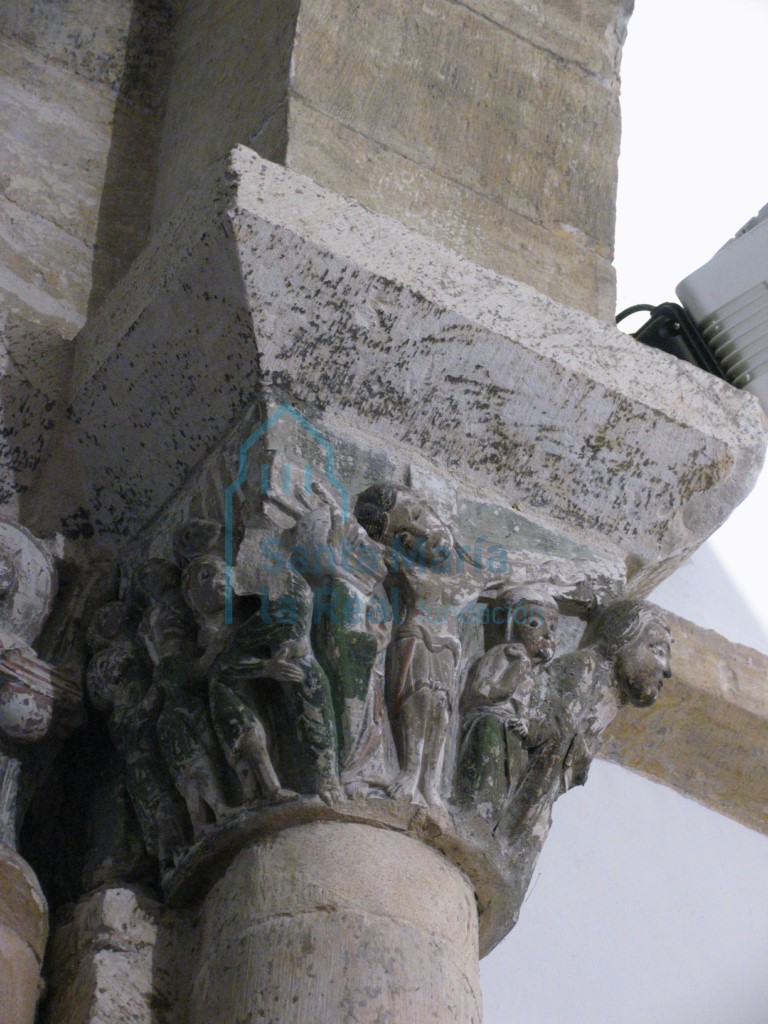 Capitel interior del lado izquierdo del arco triunfal, con calvario