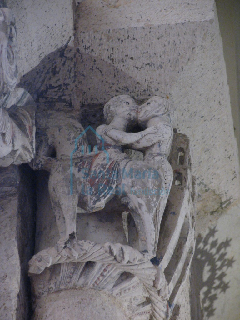 Capitel exterior del lado derecho del arco triunfal. Caballero despidiéndose de la dama