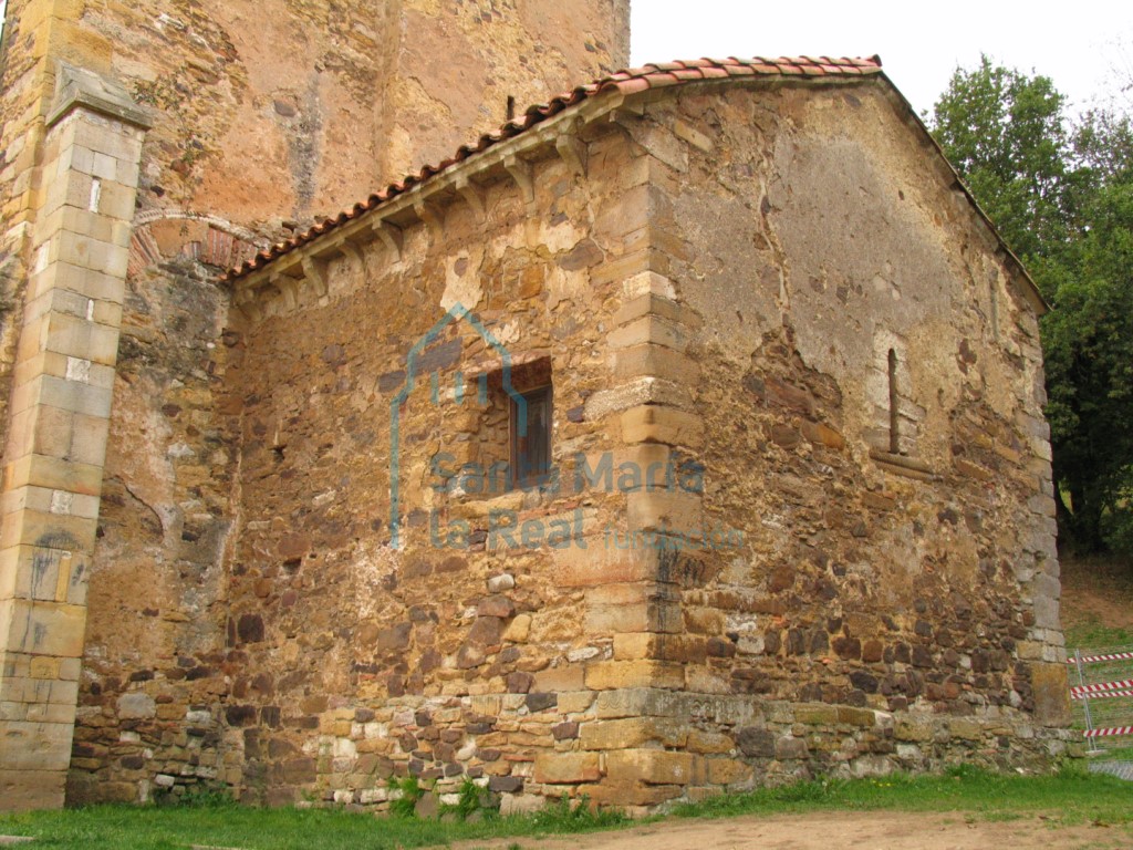 Vista lateral exterior de la cabecera