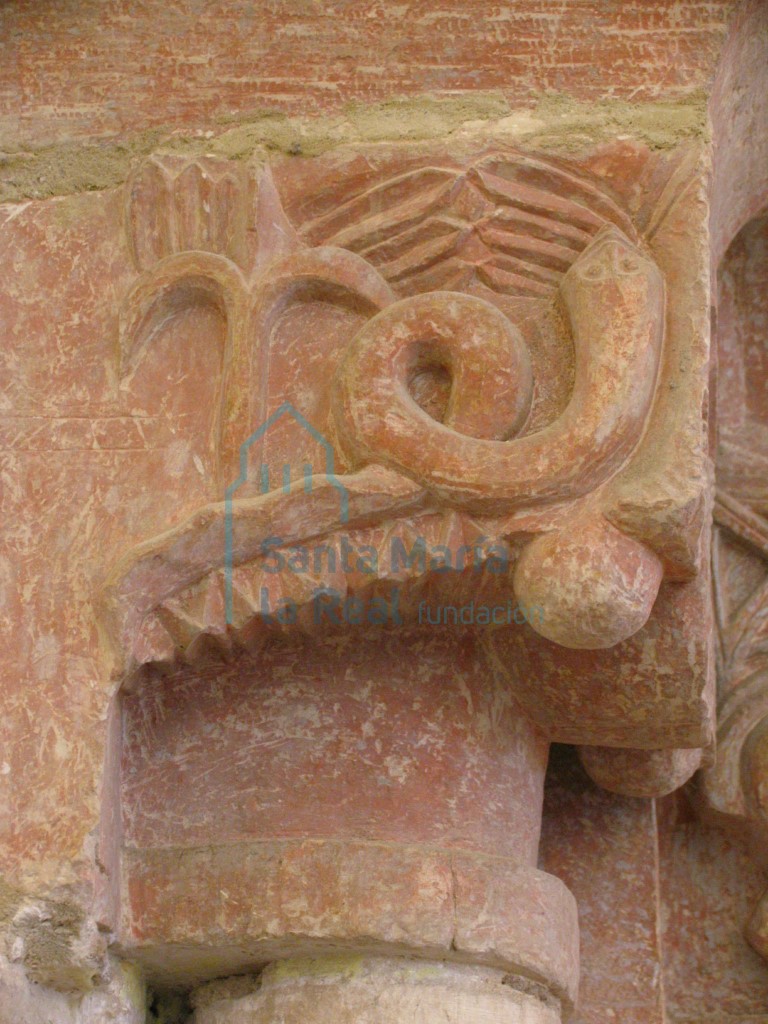Cara exterior del primer capitel del lado izquierdo del arco triunfal