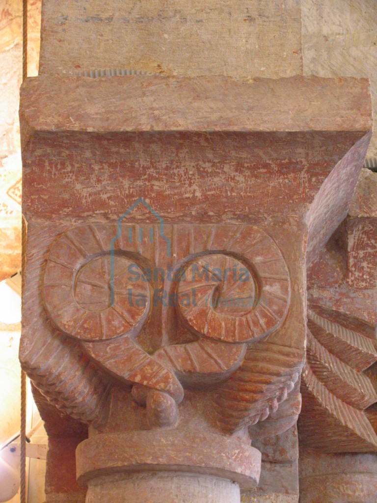 Segundo capitel del lado derecho del arco triunfal