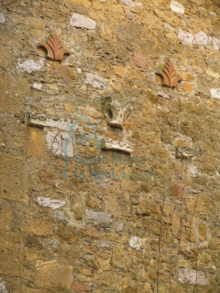 Exterior. Restos románicos en el muro de la capilla septentrional