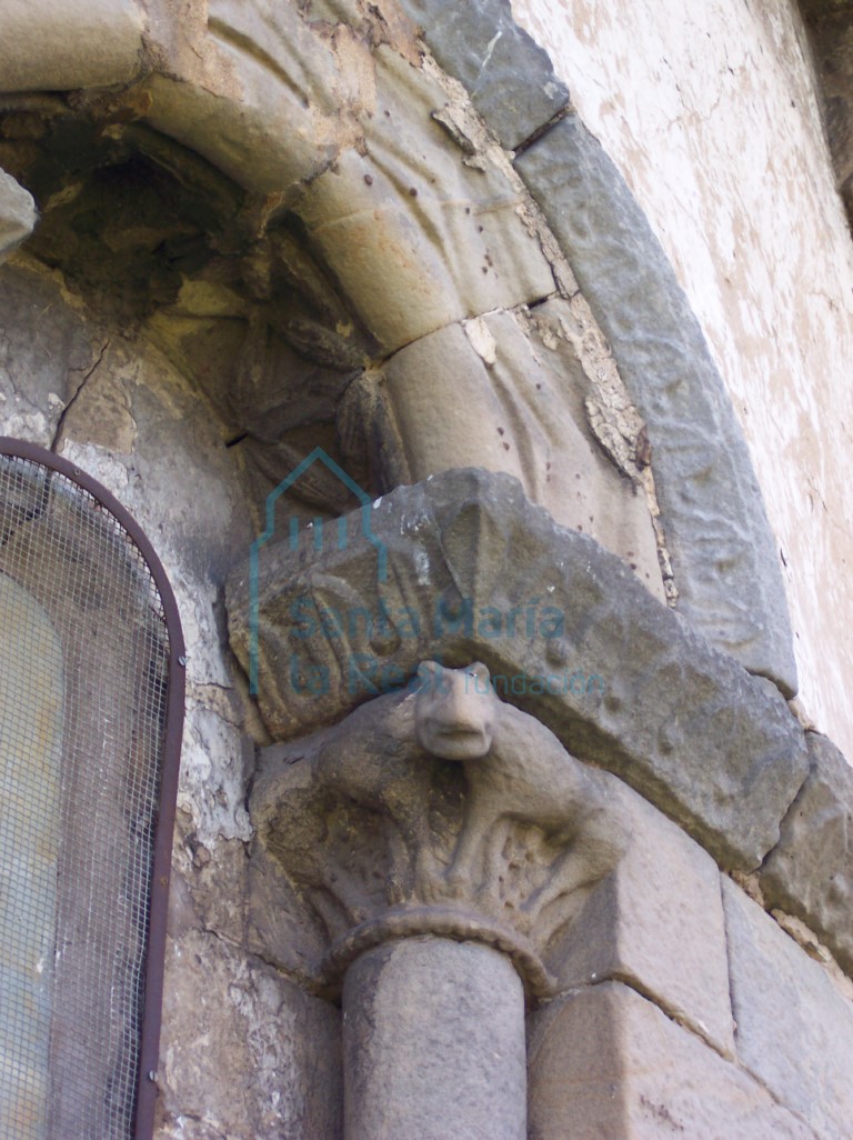 Columna derecha de la ventana del ábside en el exterior