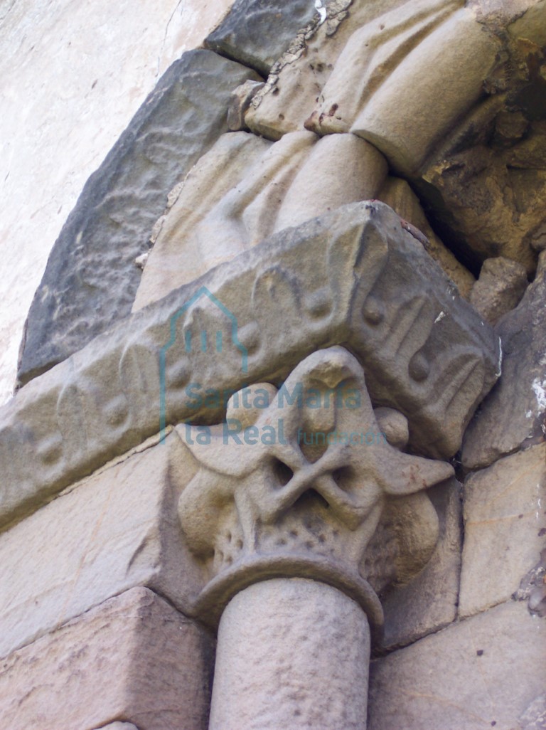 Columna izquierda de la ventana del ábside en el exterior