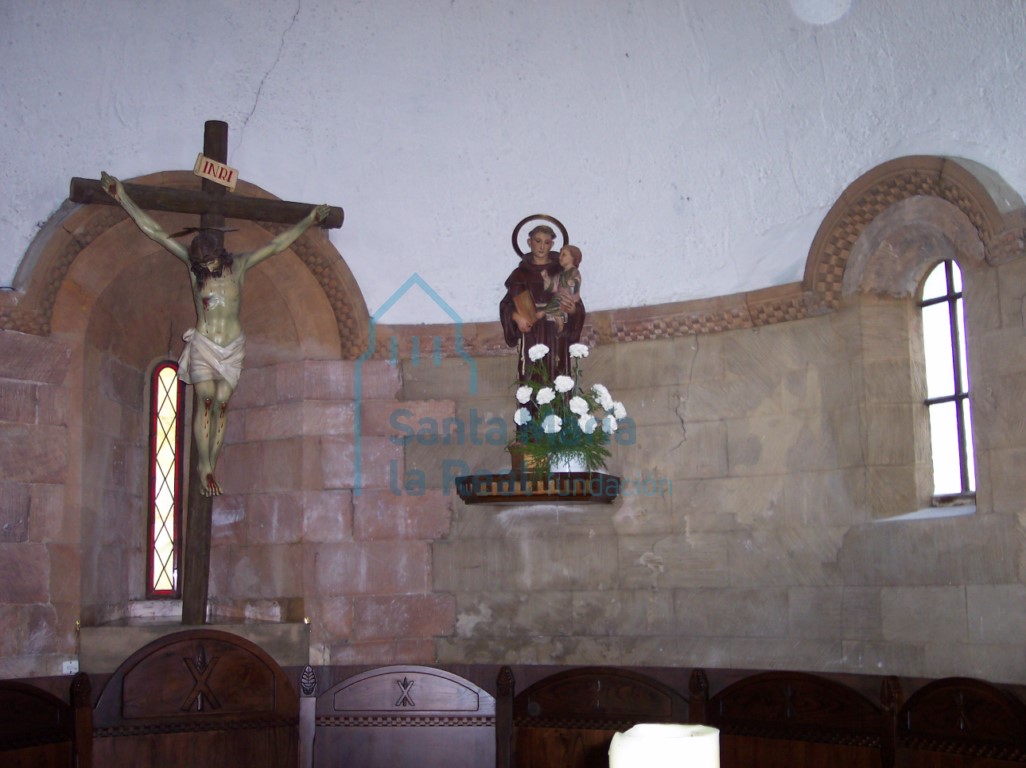 Detalle de la imposta en el interior del ábside