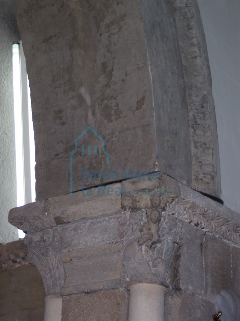 Arco triunfal. Capiteles de la jamba derecha