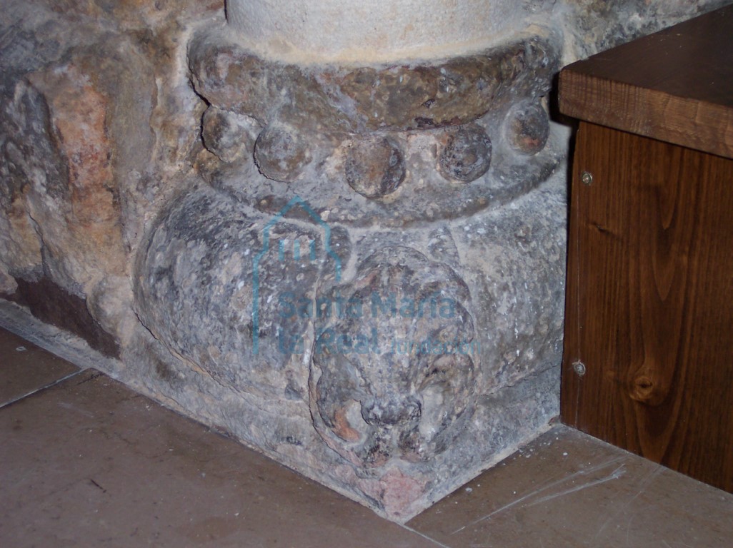 Arco triunfal. Capiteles de la jamba derecha