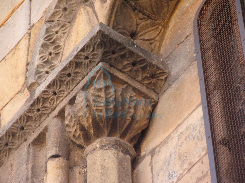 Capitel del lado izquierdo de la ventana de la cabecera