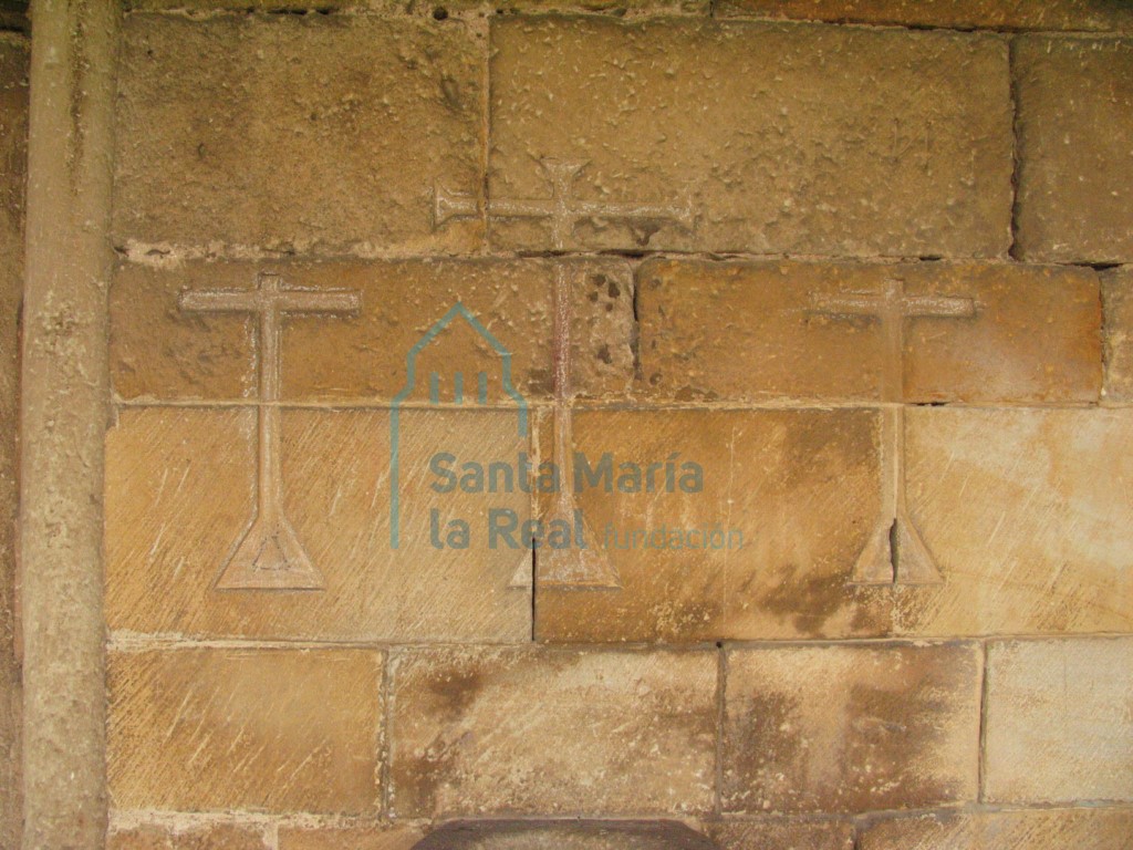 Signos lapidarios en el muro del lado derecho de la portada meridional