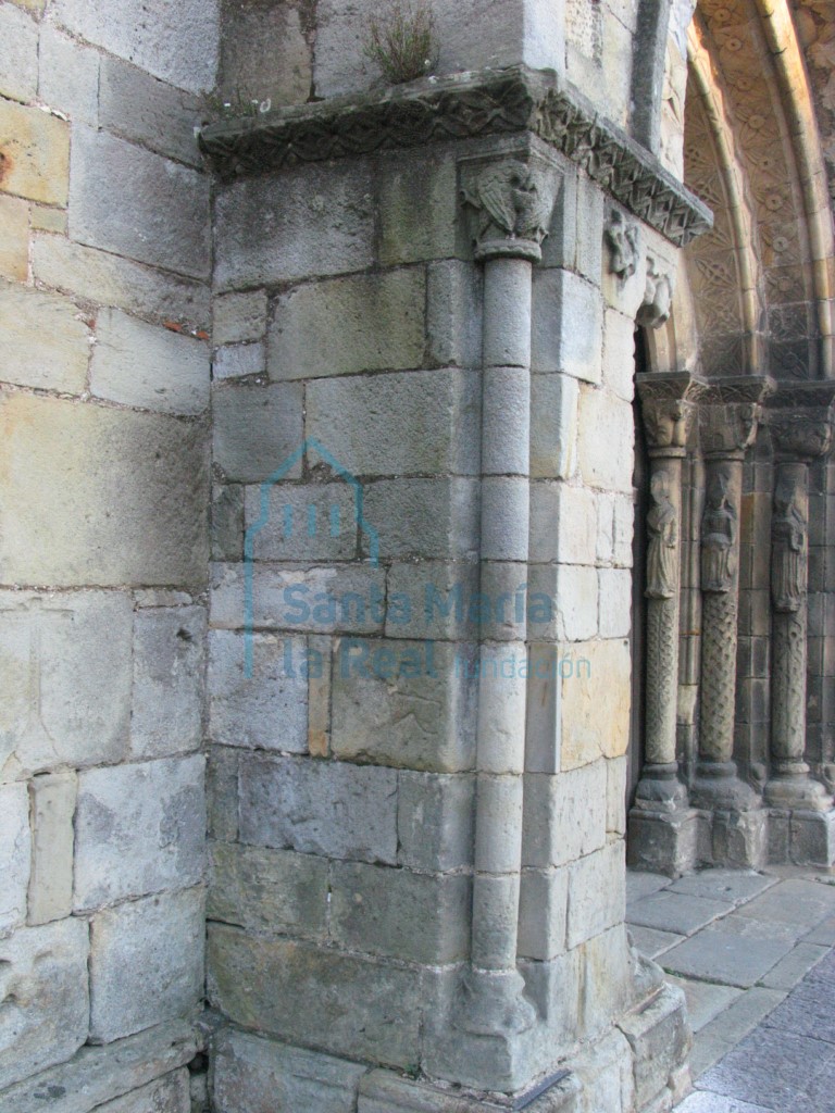Columna del lado izquierdo del arimez de la portada occidental