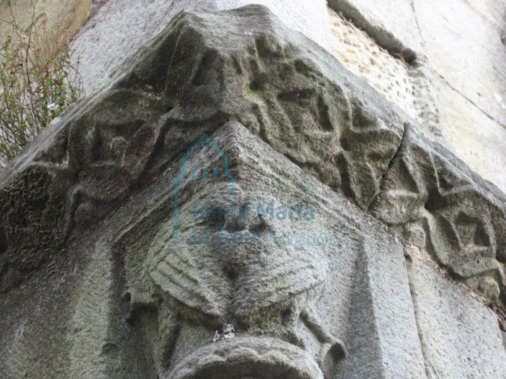 Capitel de la columna del lado izquierdo del arimez de la portada occidental. Pareja de palomas bebiendo de una crátera