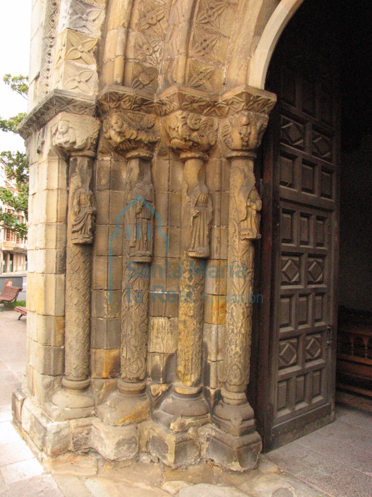 Columnas del lado izquierdo de la portada occidental