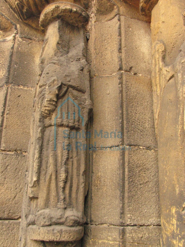 Estatua-columna del lado izquierdo de la portada occidental